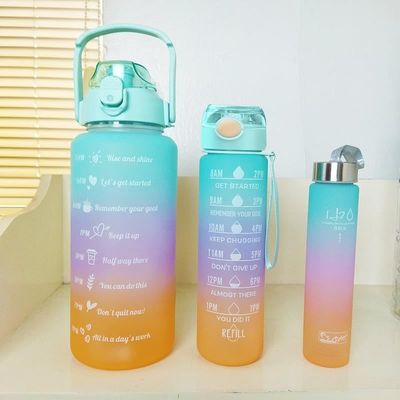 kaufen Humanisiertes Design 550/750/1000ML Tragbare Plastik-Wasserflasche 1 Liter Schrägfarbe Maßgeschneiderte Fitnessstudio-Wasserflaschen Bisphenol und Giftfrei OEM ODM online manufacture