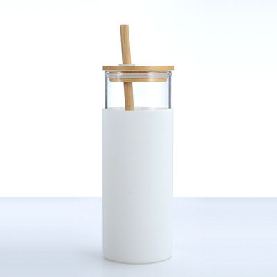 kaufen Lebensmittelqualität Weiß 20 Oz Glasflasche mit Deckel Silikon Schutzhülle Bambusdeckel Glasflasche für heiße und kalte Getränke online manufacture