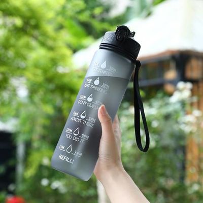 kaufen Lecksicherer BPA-freier Motivations-Sport-Wasserflasche mit Zeitmarker 32 Oz Sportflasche mit Stroh und Tragband Perfekte Größe leicht zu tragen online manufacture