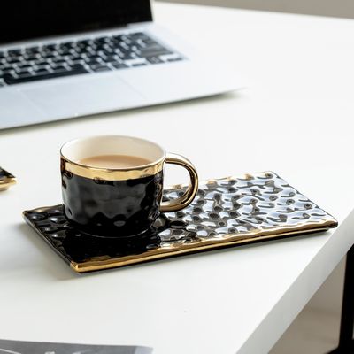 kaufen Elegante schwarze Keramik Tassen mit goldenen Akzenten Wellenartige Texturen für Kaffee Tee Gebäck Paarungen Modernes minimalistisches Design online manufacture