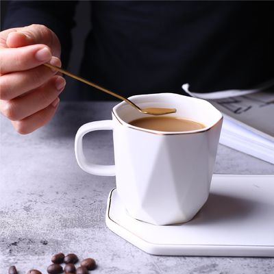 kaufen Kreative geometrisch geformte vergoldete Keramikbecher Büro-Kaffeebecher einfache schwarz-weiße Becher und Schüsseln Nachmittagsblumen-Teebecher und Schüsseln online manufacture
