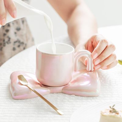 kaufen Schillernde Keramiktasse mit Schleifenanhänger – Steigern Sie Ihre täglichen Rituale mit zarter Eleganz online manufacture
