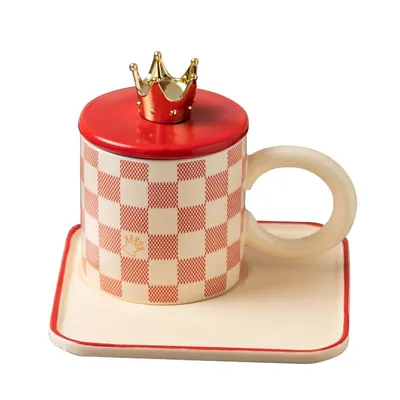 kaufen Elegante Keramikbecher mit goldenen Akzenten lebendige Kartenmuster Rot weiß für luxuriöse Kaffee-Tee-Ritualen online manufacture