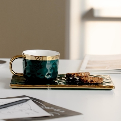 kaufen Elegante schwarze Keramik Tassen mit goldenen Akzenten Wellenartige Texturen für Kaffee Tee Gebäck Paarungen Modernes minimalistisches Design online manufacture