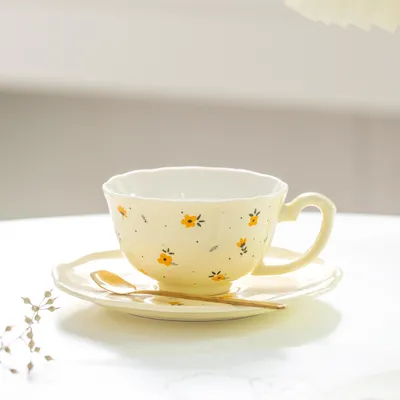 kaufen Europäisch luxuriöse kleine grüne Blumen Kaffee Tassen und Untertassen mit Löffeln, maßgefertigte Keramik glasierte Blumen Tee Tassen und Becher für Männer und Frauen online manufacture