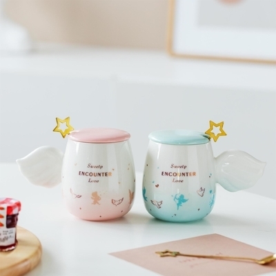 kaufen Engel Flügel Romantisch Amor Paar Tasse Farbverlauf Keramik Cartoon Becher mit Deckel Löffel für Männer und Frauen Blumen Tee Tasse online manufacture