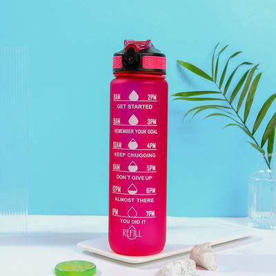 Leckdichte BPA-freie, personalisierte, motivierende Trinkwasserflasche mit Stundenauszeichnung und Stroh, um sicherzustellen, dass Sie den ganzen Tag über genug Wasser trinken.