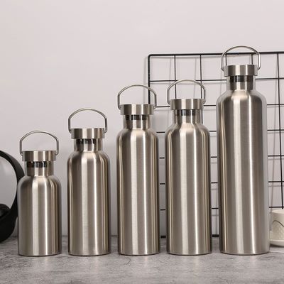 Wasserflaschen aus Edelstahl 20 Unzen Vakuum Isolierte Doppelwand-Reisebottel mit Leckdichtes Deckel des Griffes Metall Wiederverwendbar Standard Mundflasche Thermosen für Schulwanderer Geschenk