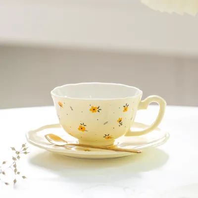 Europäisch luxuriöse kleine grüne Blumen Kaffee Tassen und Untertassen mit Löffeln, maßgefertigte Keramik glasierte Blumen Tee Tassen und Becher für Männer und Frauen