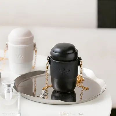 Stilvolle Keramik-Wasserflasche, Keramikkörper, goldfarbener Kettenriemen, trendiges Design, vielseitiger Stil, perfekt für den Alltag