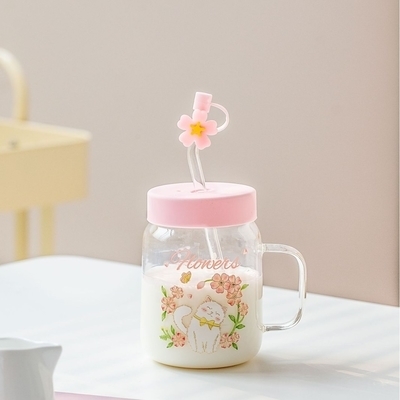 Charmante Glasbecher mit weißen Katzen und Blumenillustrationen in Rosa- und Blautönen