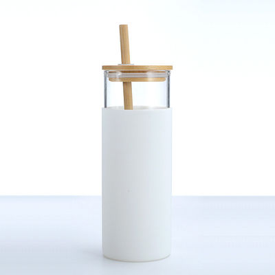Lebensmittelqualität Weiß 20 Oz Glasflasche mit Deckel Silikon Schutzhülle Bambusdeckel Glasflasche für heiße und kalte Getränke